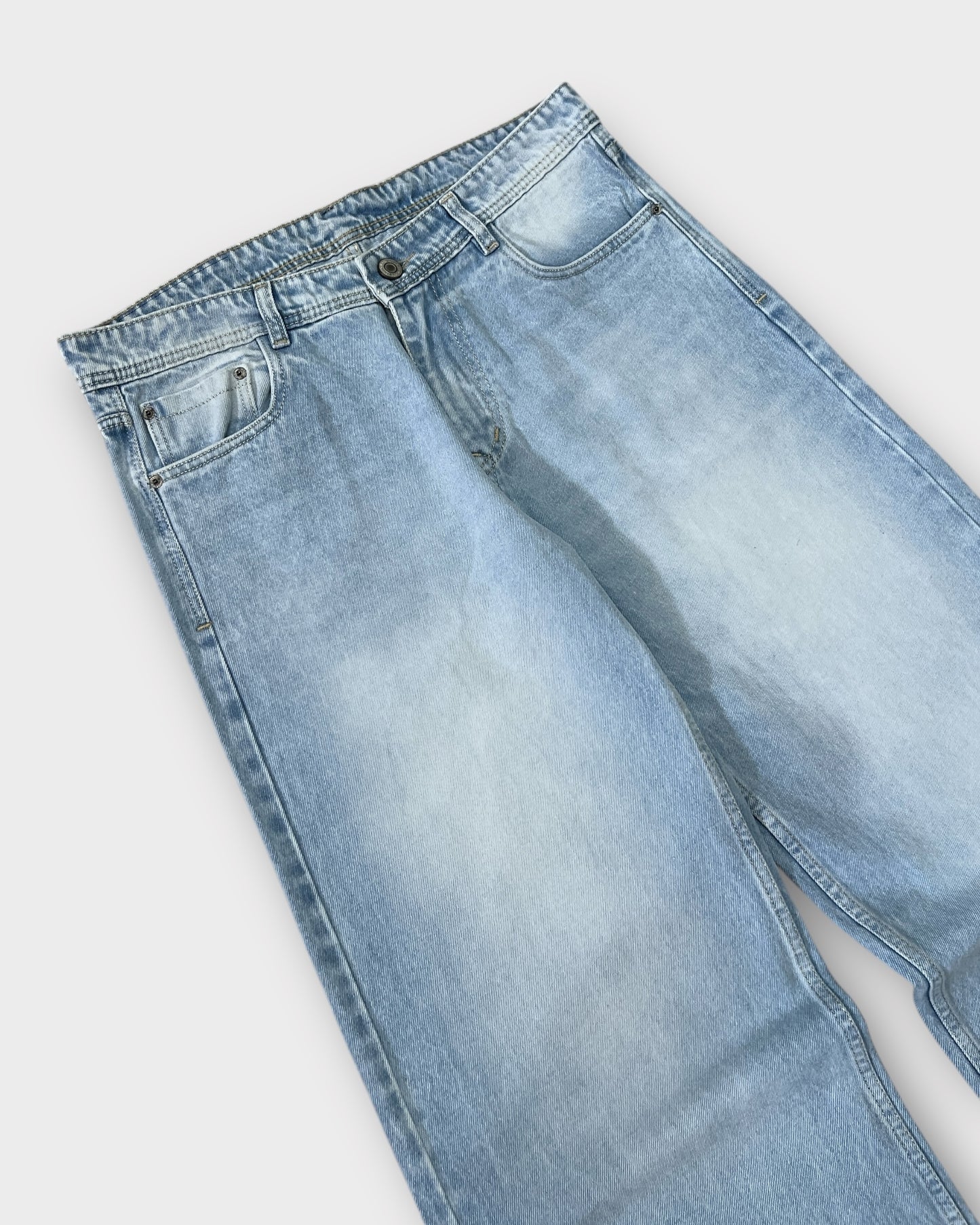 Light Wash Wide-Leg Baggy Denim